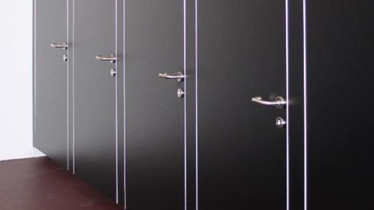 Trennwand montieren in Vorarlberg - Typ R40 Trennwand in der Ausführung einer Reihe schwarzer Türen mit silberfarbenen Griffen